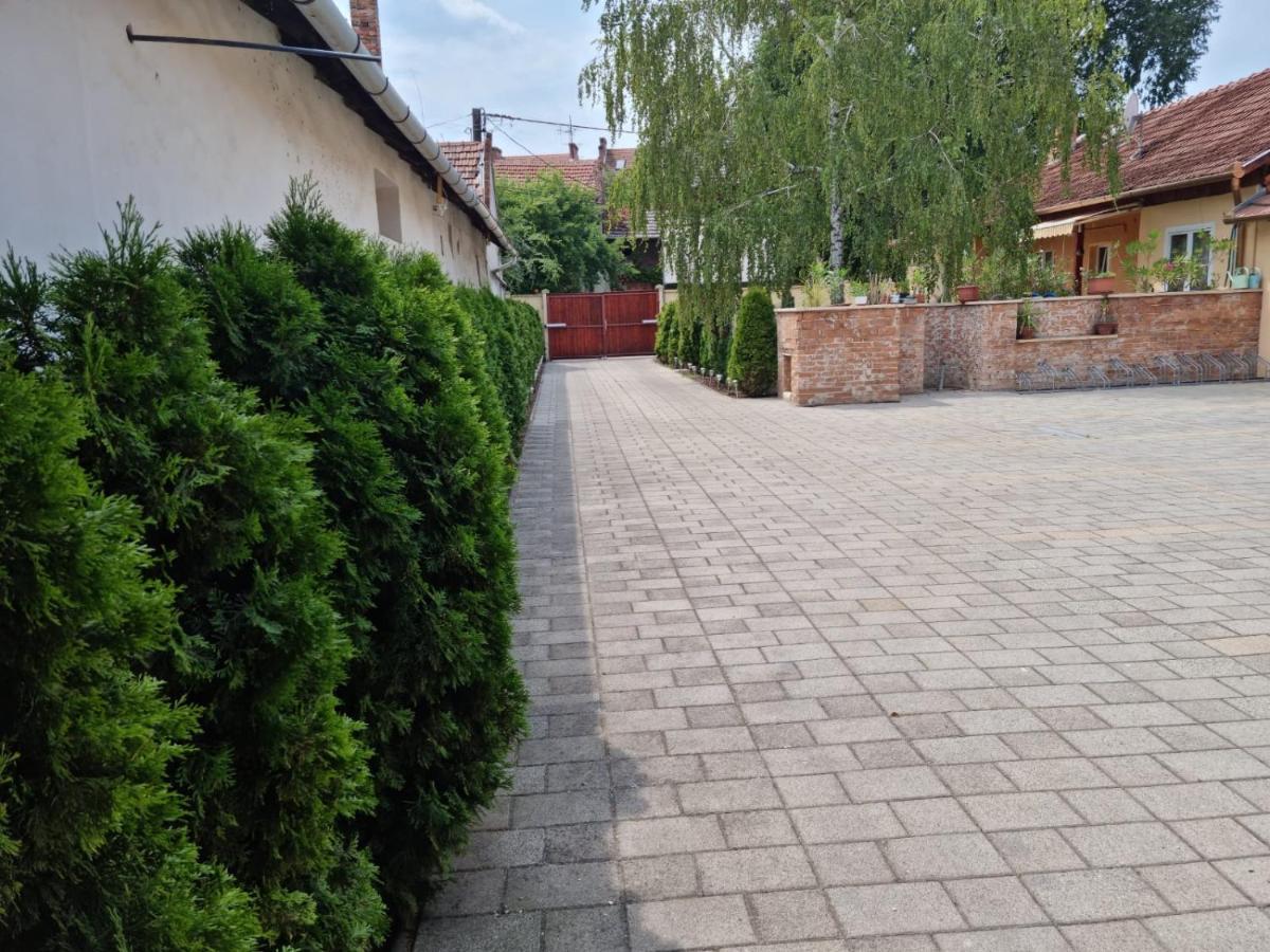 Belvarosi Pihenohaz Bekescsaba Luaran gambar